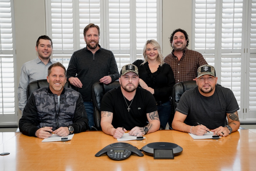 Tyler Farr Signs With Broken Bow Records/Night Train Records