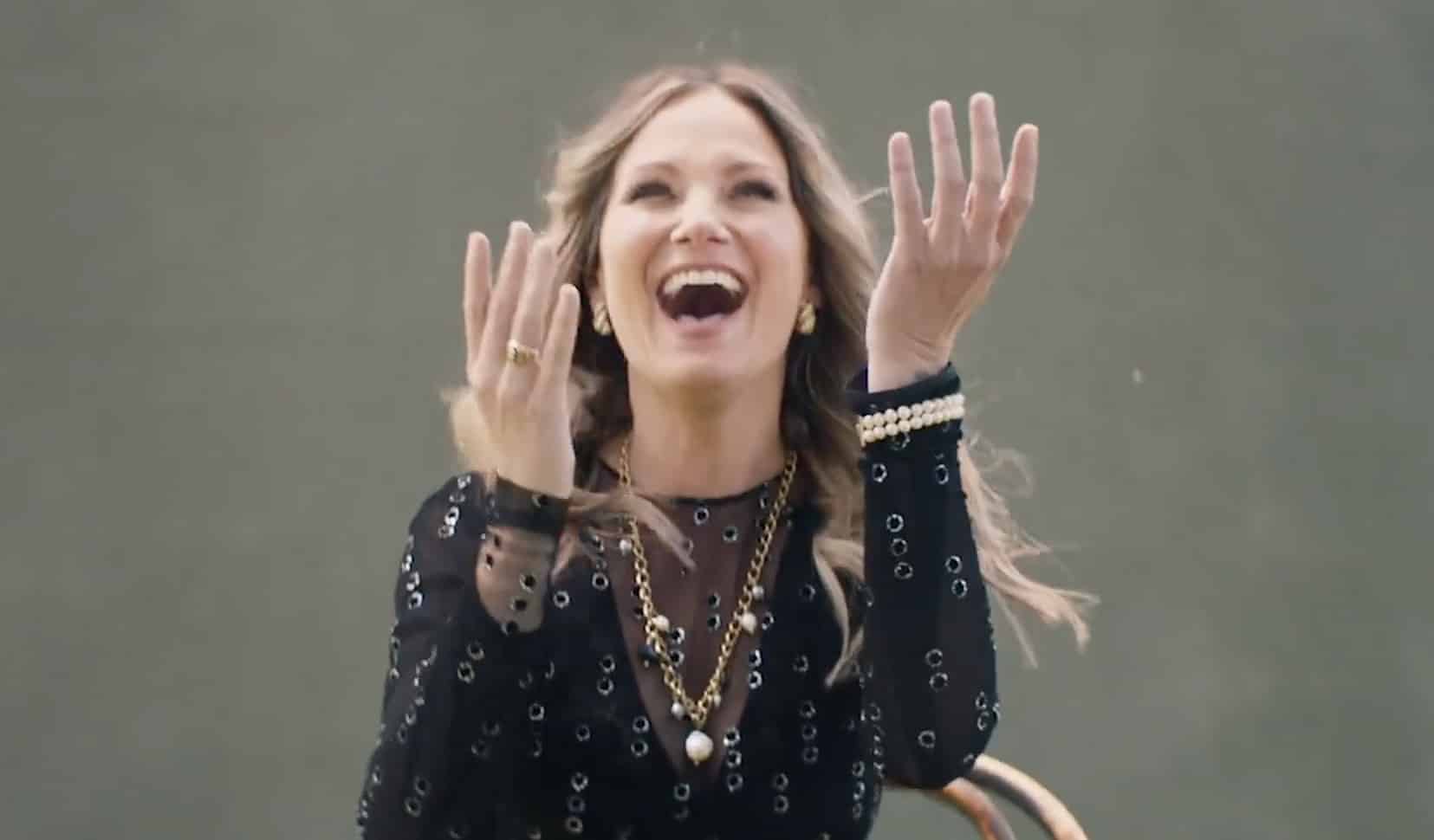 WATCH Jennifer Nettles,"Oh, What A Beautiful Mornin' "