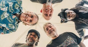 Béla Fleck Celebrates The Holidays With Reissue And Reunion Tour