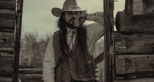 LISTEN: Ian Munsick's New Single, “Cutthroat World”