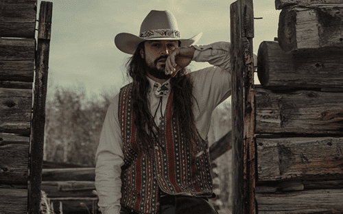 LISTEN: Ian Munsick's New Single, “Cutthroat World”