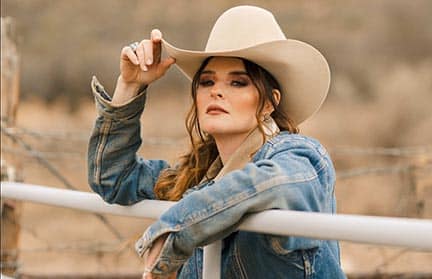 Jenna Paulette Signs With Leo33