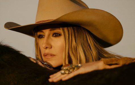 WATCH: Lainey Wilson's “Hang Tight Honey” | Nashville.com