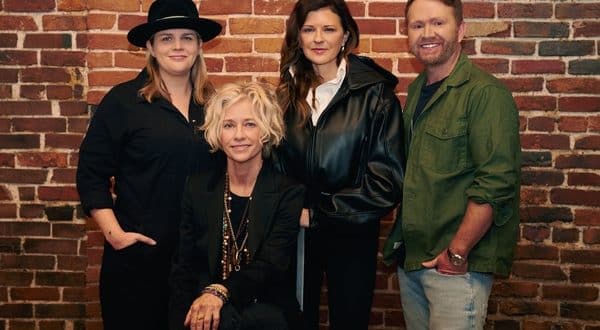 Shelby Lynne Signs With Monument Records